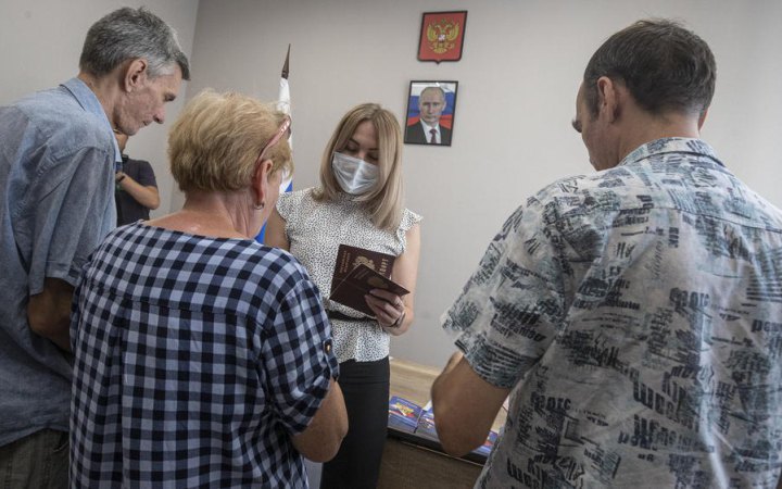 На Луганщині окупанти змушують людей писати заяви на російське громадянство