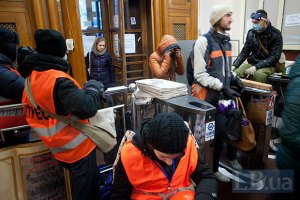 Активисты не собираются покидать здание КГГА