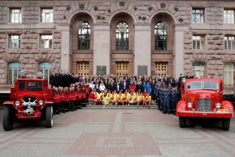 Кличко вручил киевским спасателям благодарности