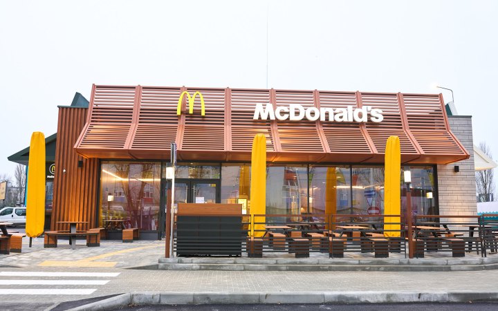 Усі ресторани McDonald’s в Україні перейшли на скорочене меню через дронову атаку