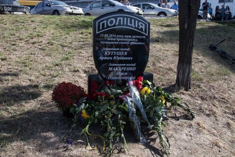 ​На месте гибели патрульных в Днепре установили памятник - полицейский шеврон