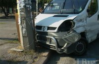 ​В Киеве микроавтобус, убегая с места ДТП, врезался в столб