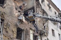 Росіяни пошкодили у Запоріжжі п’ятиповерхівку, є загиблі (оновлено)