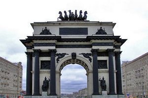 С Триумфальной арки в Москве снимут лошадей