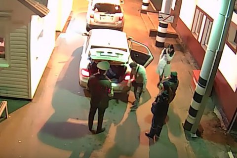Россиянка с сожителем пыталась провезти в Украину свою мать в багажнике автомобиля