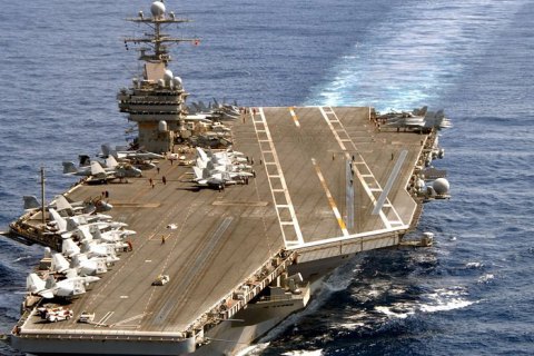 На авианосце США "Теодор Рузвельт" от коронавируса умер моряк
