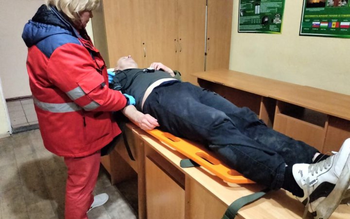 ​Прикордонники допомогли чоловіку, який намагався втекти в Молдову і зламав ногу