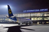 В аэропорту "Львов" из-за непогоды самолет выкатился за пределы взлетной полосы