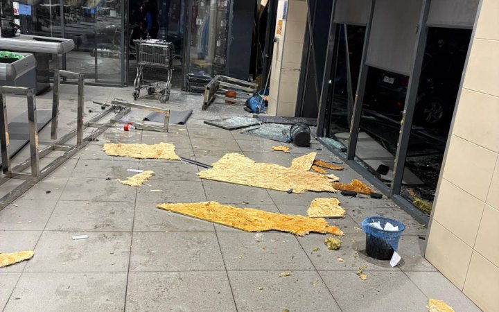 У Харкові біля супермаркету вибухнув автомобіль