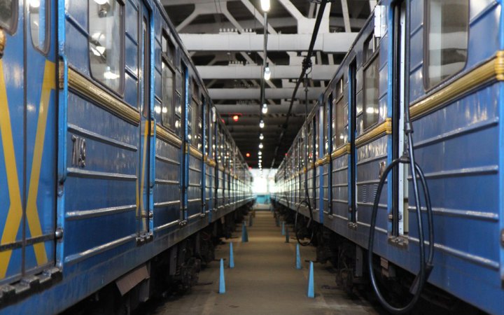 У Києві потрапив під потяг пасажир, зачиняли деякі станції (оновлено)