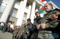 У входа в Раду люди в камуфляже требуют статус самообороне 