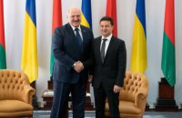 Лукашенко заявил, что Запад оставил Зеленского с Донбассом один на один
