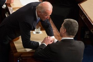 Порошенко ночью призвал Байдена помочь Украине защититься от агрессии