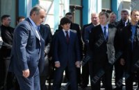 Жвания на фоне флагов ПР наградил почтальонов велосипедами
