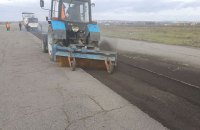 В Черновицком аэропорту начали ремонт взлетной полосы