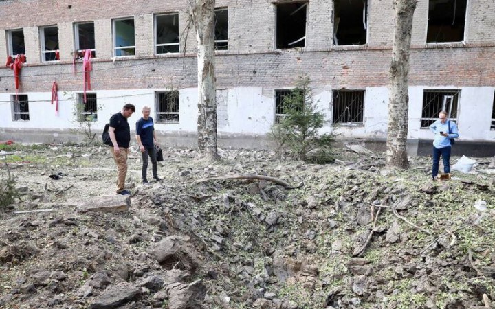 Вночі ворог обстріляв Запоріжжя, постраждали двоє людей