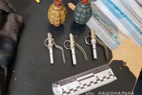 На столичной станции метро "Вокзальная" полиция задержала мужчину с гранатами