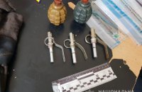 На столичной станции метро "Вокзальная" полиция задержала мужчину с гранатами