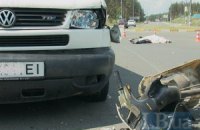 Под Киевом микроавтобус сбил насмерть 79-летнего пенсионера на мотороллере