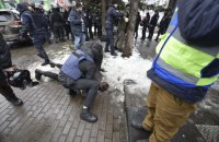 Біля каналу "НАШ" сталися сутички, чотирьох учасників акції доставили в поліцію (оновлено)