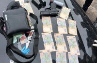 ДБР затримало інспектора київської поліції на хабарі за водійські права