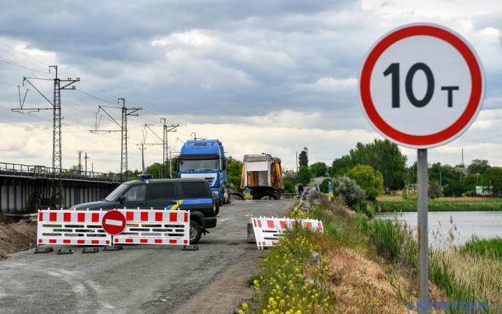 Дорожники Київщини закликали водіїв об’їжджати переправу на Варшавській трасі