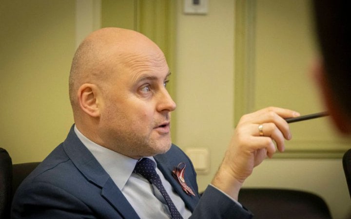 Прем'єр Латвії вимагає заборонити видачу росіянам віз Євросоюзу