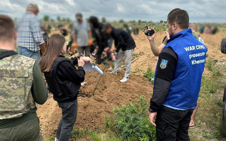 На Херсонщині правоохоронці ексгумували тіло чоловіка, вбитого окупантами в одній із катівень обласного центру