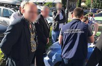 Ивано-франковская полиция поймала на взятке чиновника в вышиванке