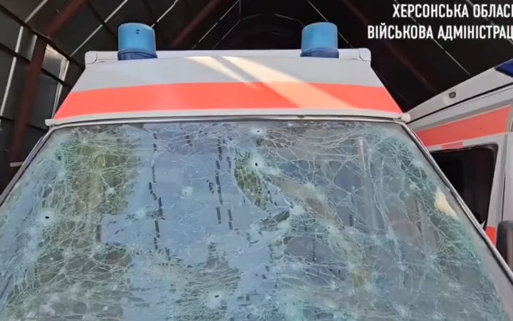 Всю ніч окупанти крили вогнем житлові квартали Херсона. Також пошкоджено лікарню та “швидкі”