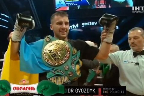 Гвоздику вручили именной чемпионский пояс от WBC