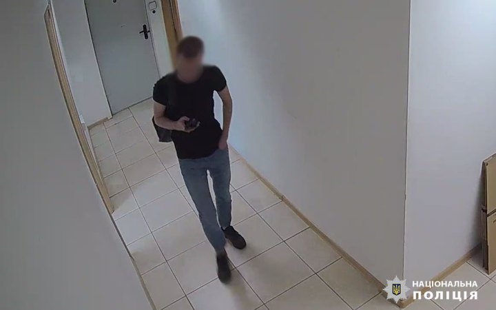 ​У Києві 22-річний працівник банку виніс з установи 400 тисяч доларів і заховав їх
