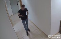 ​У Києві 22-річний працівник банку виніс з установи 400 тисяч доларів і заховав їх