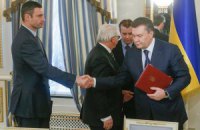 Кличко извинился за то, что жал руку Януковичу