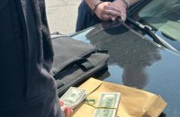 На Київщині затримали сільського голову та двох службовців сільради на одержанні 20 тисяч доларів хабаря від забудовника 