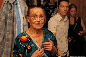У донецкой пенсионерки отбирают старый телевизор за долги