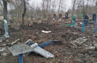 Во время атаки оккупантов в Луганской области обстреляли городское кладбище, повреждены более 10 могил 