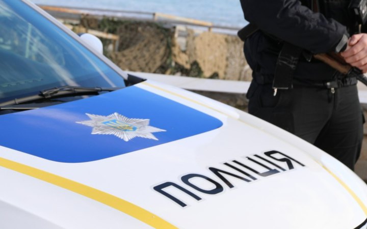 Російський дрон атакував авто патрульних у Херсоні, є поранені