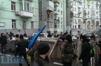 У въезда в Кабмин возводят баррикады