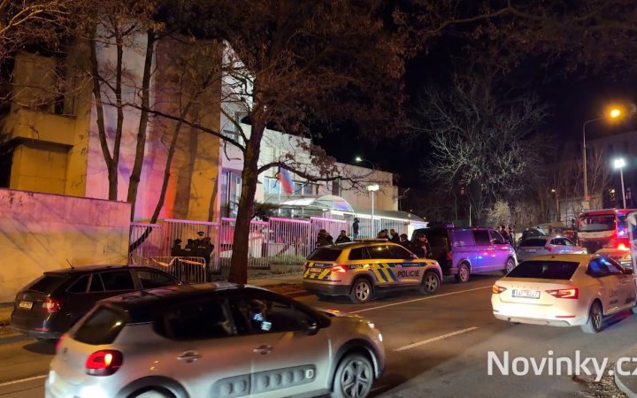Невідомий хотів підпалити себе біля будівлі російського посольства у Празі