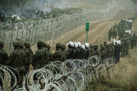 У сутичці з мігрантами на кордоні з Білоруссю поранено польського військового