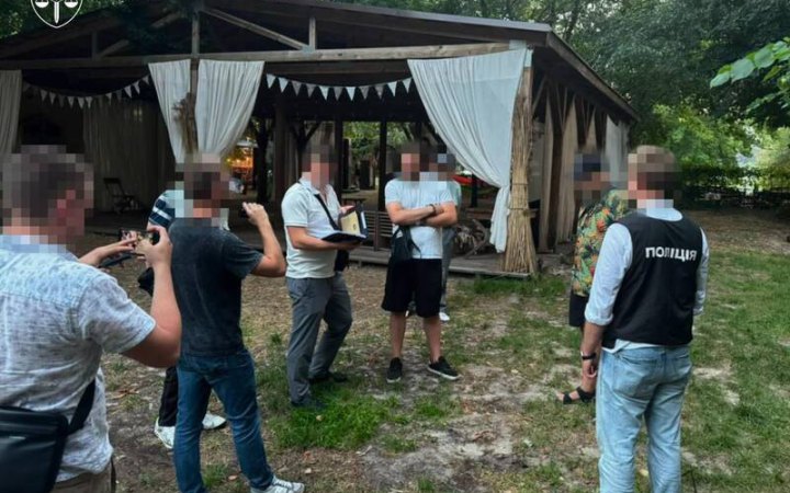 Посадовця київського Гідропарку підозрюють в отриманні 1,5 млн грн хабаря за проведення заходів на його території