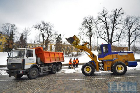 В Киеве неизвестные обстреляли снегоуборочную машину