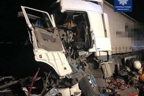 Около Березани водитель фуры влетел в два припаркованных грузовика