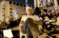 Захисники української мови провели ніч під Українським домом