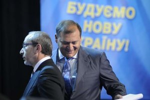 Добкина и Кернеса встретили у могилы плакатом "Встаньте, павшие, идут предатели!"