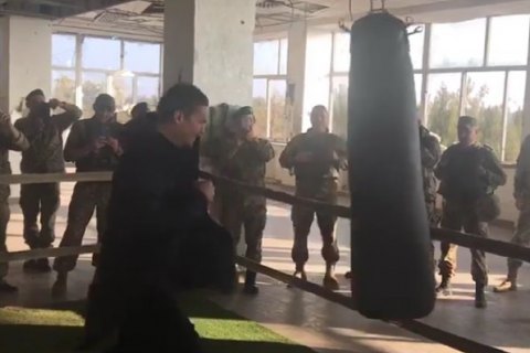 Чемпион мира Усик навестил бойцов в Марьинке