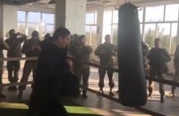 Чемпион мира Усик навестил бойцов в Марьинке