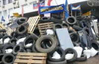 В Мариуполе сепаратисты обнесли мэрию колючей проволокой и выстроили вокруг нее двухметровые баррикады