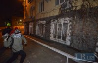 Митингующие с Майдана побили окна в "офисе Медведчука" и Сбербанке